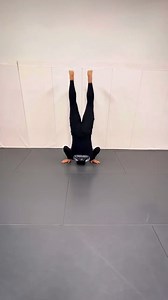 Movement of the Day: Back Roll to Handstand. This is an advanced movement incorporating a back roll, handstand and forward roll. Can you do it?? Comment below or tag me in your own video 👌🏼MOVE BETTER #jiujitsuflo #jiujitsu #bjj #brazilianjiujitsu | Ari Goldman