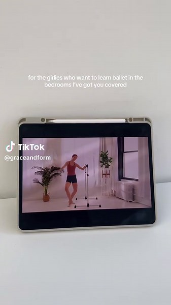 Try Grace & Form and thank me later ;) #ballerina #ballerinasoftiktok #balletclass #ballettok #homeworkout #balletbarre #dancetok #dancer #fyp