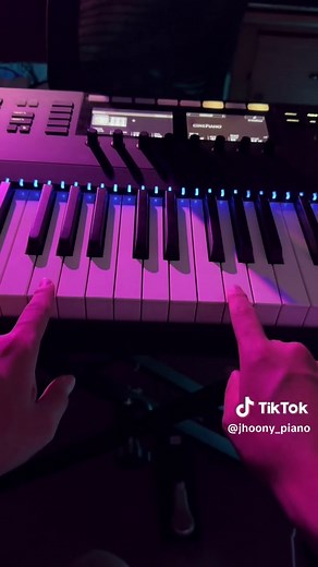 How to play Vivaldi on the piano 🎻 #piano #pianotok #easypiano #pianobeginner #beginnerpiano #pianotutorial