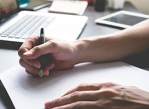 Voz en off en guiones: ¿qué es y cuándo se utiliza?