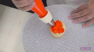 One pastry bag squeeze is all you need to create a perfect flower. Russian Decorating Tips make decorating beautiful cakes fast and easy. Partner these Decorating Tips with the Universal Coupler and save even more time with this interchanging tool. | DecoPac