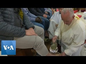 Pope Washes Feet of Prisoners at Holy Thursday Service