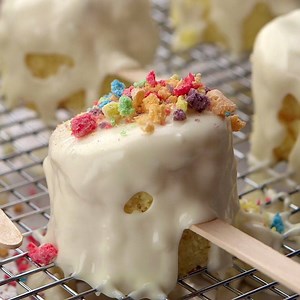 So this mean I can totally have this cake pop for breakfast, right? | VIX Yum