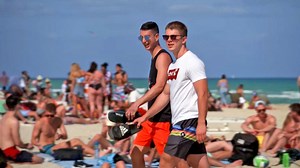 Experts fear virus variants will join travelers over spring break | CNN