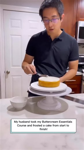 Blooms by June l Bay Area Baker on Instagram: "POV what we mean when we say our buttercream frosting course is beginner friendly & fail proof 👌🏻 PS- comment “link” & shop our biggest sale of the year! 40% off all courses! Comment “link” if you want the link to purchase our recipe guide which includes 13 of our customer favorite buttercream flavors + a VEGAN variation. If you’re still struggling to frost cakes with smooth sides & sharp edges, let me make the frosting process easy for you. My Bu