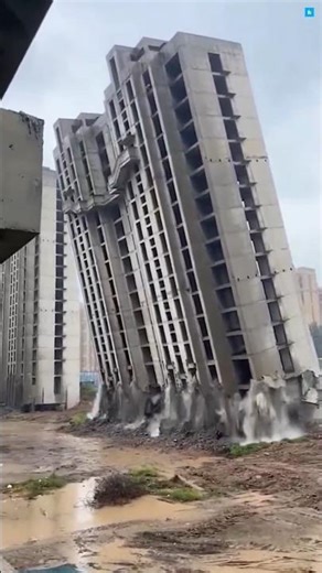 How Skyscrapers Stand on Soft Desert Sand! #facts #ytshorts #trending